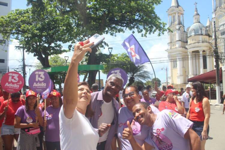 Adélia recebe carinho de trabalhadores e comerciantes de Ilhéus