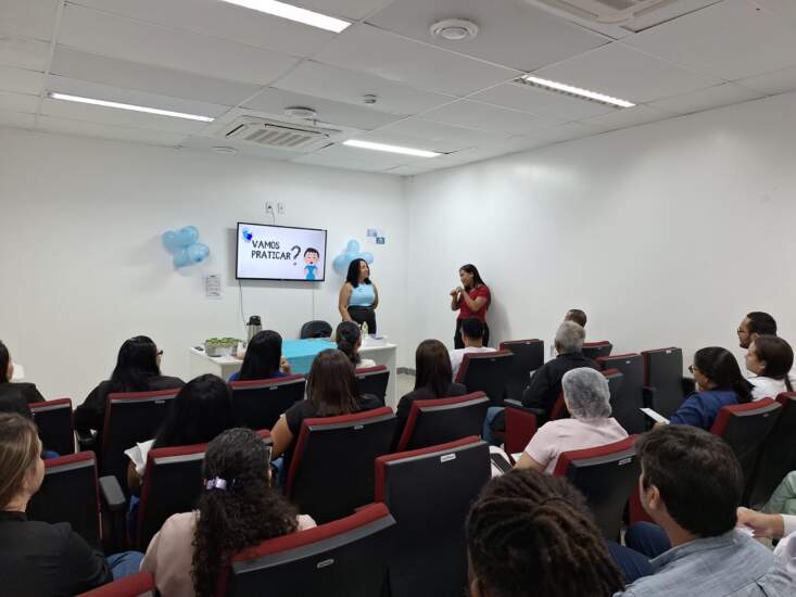 Hospital Regional Costa do Cacau promove palestra sobre comunidade surda e orientações básicas de Libras