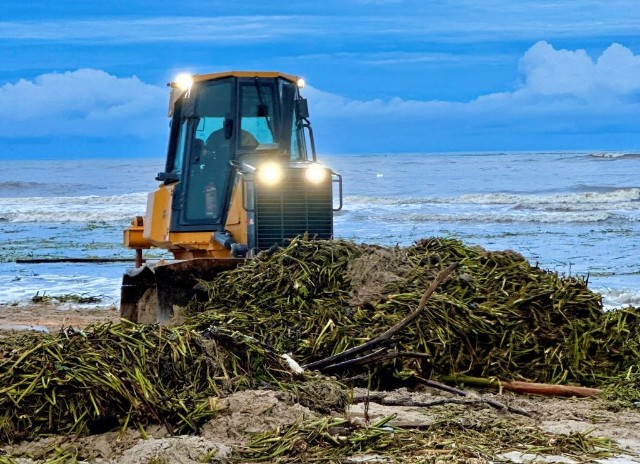 Prefeitura de Ilhéus promove limpeza nas praias e reforça compromisso ambiental